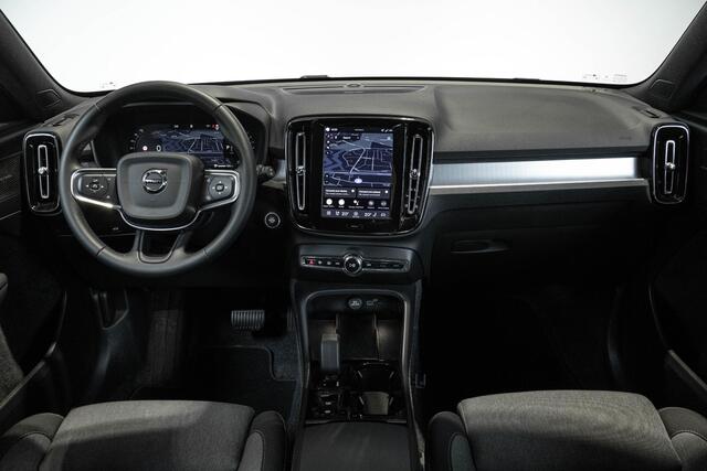 Volvo XC40 B4 Plus Dark | Trekhaak Semi-elektrisch | Adaptieve Cruise Control | Pilot Assist | Verwarmbare voorstoelen | Verwarmbaar stuurwiel | Blind Spot 