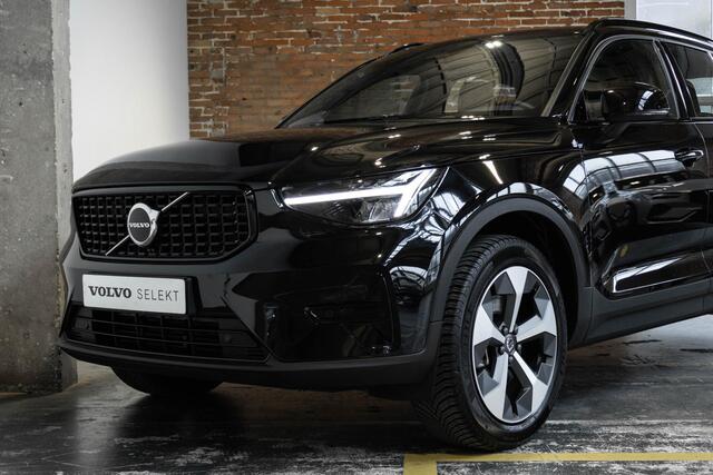 Volvo XC40 B4 Plus Dark | Trekhaak Semi-elektrisch | Adaptieve Cruise Control | Pilot Assist | Verwarmbare voorstoelen | Verwarmbaar stuurwiel | Blind Spot 