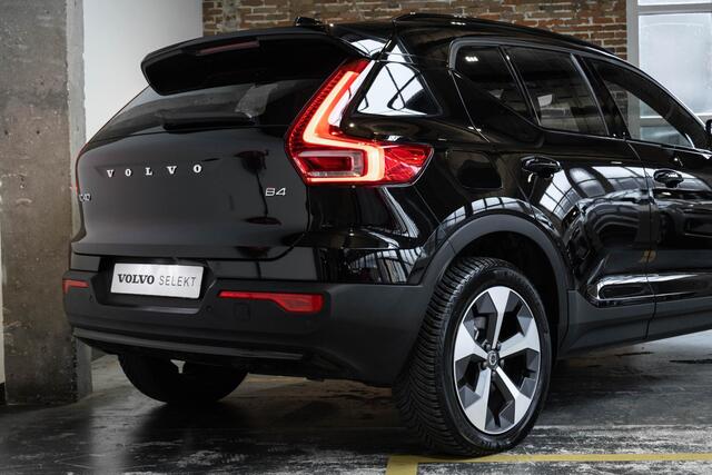 Volvo XC40 B4 Plus Dark | Trekhaak Semi-elektrisch | Adaptieve Cruise Control | Pilot Assist | Verwarmbare voorstoelen | Verwarmbaar stuurwiel | Blind Spot 