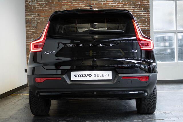 Volvo XC40 B4 Plus Dark | Trekhaak Semi-elektrisch | Adaptieve Cruise Control | Pilot Assist | Verwarmbare voorstoelen | Verwarmbaar stuurwiel | Blind Spot 