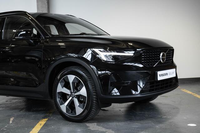 Volvo XC40 B4 Plus Dark | Trekhaak Semi-elektrisch | Adaptieve Cruise Control | Pilot Assist | Verwarmbare voorstoelen | Verwarmbaar stuurwiel | Blind Spot 