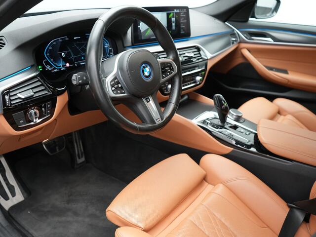 BMW 5-Serie Touring 530e M Sport PHEV 293pk Dealer O.H | Trekhaak af fabriek | Adaptive Cruise | 19L.M | Lederen Sportstoelen Verwarmd | Camera & Parkassi
