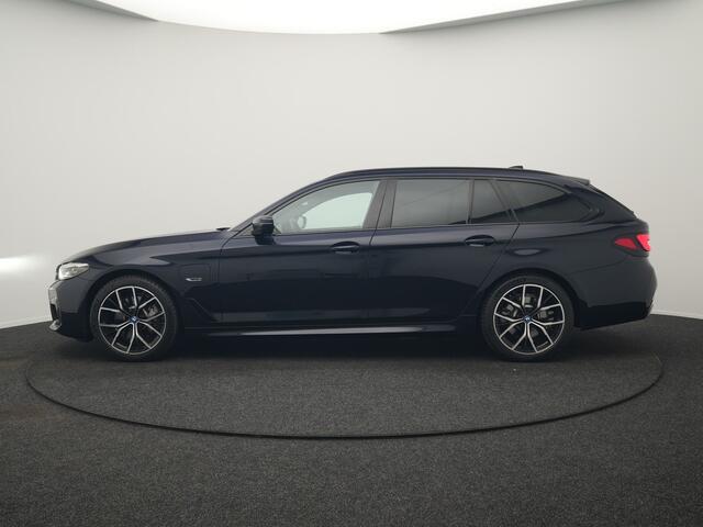 BMW 5-Serie Touring 530e M Sport PHEV 293pk Dealer O.H | Trekhaak af fabriek | Adaptive Cruise | 19L.M | Lederen Sportstoelen Verwarmd | Camera & Parkassi