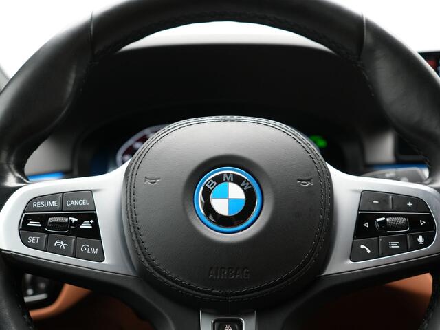 BMW 5-Serie Touring 530e M Sport PHEV 293pk Dealer O.H | Trekhaak af fabriek | Adaptive Cruise | 19L.M | Lederen Sportstoelen Verwarmd | Camera & Parkassi