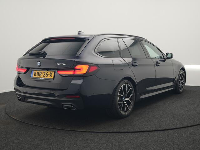 BMW 5-Serie Touring 530e M Sport PHEV 293pk Dealer O.H | Trekhaak af fabriek | Adaptive Cruise | 19L.M | Lederen Sportstoelen Verwarmd | Camera & Parkassi