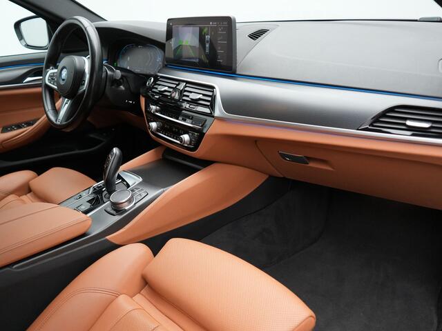 BMW 5-Serie Touring 530e M Sport PHEV 293pk Dealer O.H | Trekhaak af fabriek | Adaptive Cruise | 19L.M | Lederen Sportstoelen Verwarmd | Camera & Parkassi