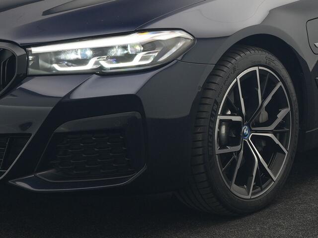 BMW 5-Serie Touring 530e M Sport PHEV 293pk Dealer O.H | Trekhaak af fabriek | Adaptive Cruise | 19L.M | Lederen Sportstoelen Verwarmd | Camera & Parkassi