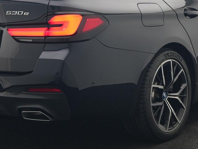 BMW 5-Serie Touring 530e M Sport PHEV 293pk Dealer O.H | Trekhaak af fabriek | Adaptive Cruise | 19L.M | Lederen Sportstoelen Verwarmd | Camera & Parkassi