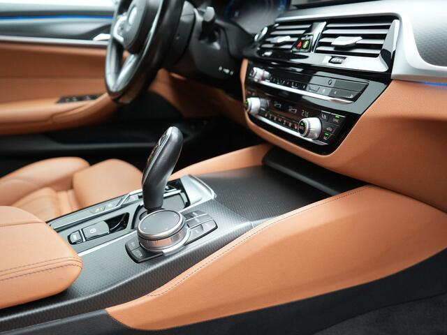 BMW 5-Serie Touring 530e M Sport PHEV 293pk Dealer O.H | Trekhaak af fabriek | Adaptive Cruise | 19L.M | Lederen Sportstoelen Verwarmd | Camera & Parkassi