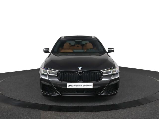 BMW 5-Serie Touring 540i xDrive Business Edition Plus | M-Sportpakket | Schuifkanteldak | Driving Assistant Proffesional