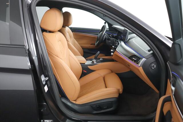 BMW 5-Serie Touring 540i xDrive Business Edition Plus | M-Sportpakket | Schuifkanteldak | Driving Assistant Proffesional