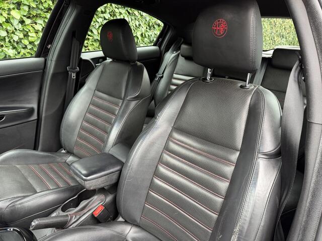 Alfa Romeo Giulietta 1.4 T Distinctive | Leer | Navi | Autom. Airco | Cruise Control | LMV | Trekhaak | Stoelverwarming | Sportstoelen | APK tot 24-03-2027
