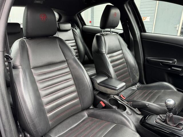 Alfa Romeo Giulietta 1.4 T Distinctive | Leer | Navi | Autom. Airco | Cruise Control | LMV | Trekhaak | Stoelverwarming | Sportstoelen | APK tot 24-03-2027