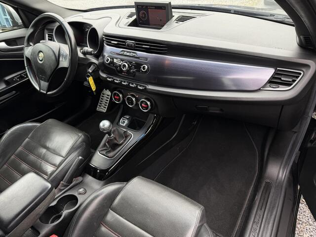 Alfa Romeo Giulietta 1.4 T Distinctive | Leer | Navi | Autom. Airco | Cruise Control | LMV | Trekhaak | Stoelverwarming | Sportstoelen | APK tot 24-03-2027