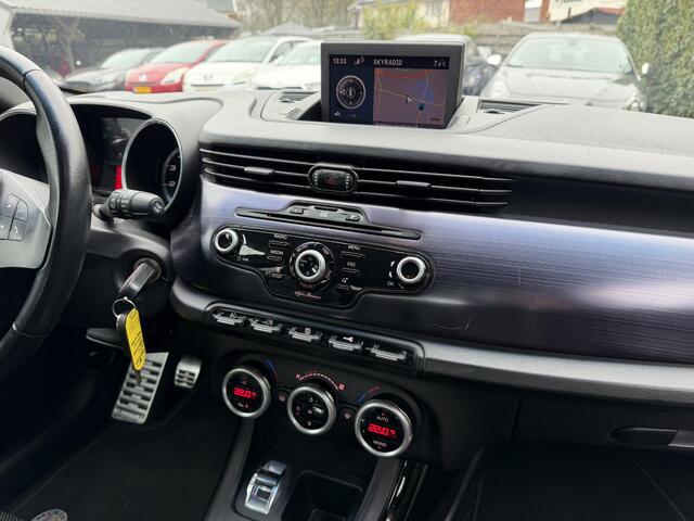 Alfa Romeo Giulietta 1.4 T Distinctive | Leer | Navi | Autom. Airco | Cruise Control | LMV | Trekhaak | Stoelverwarming | Sportstoelen | APK tot 24-03-2027