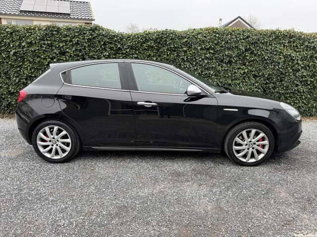 Alfa Romeo Giulietta 1.4 T Distinctive | Leer | Navi | Autom. Airco | Cruise Control | LMV | Trekhaak | Stoelverwarming | Sportstoelen | APK tot 24-03-2027
