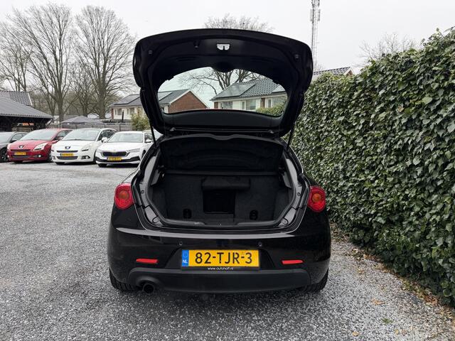 Alfa Romeo Giulietta 1.4 T Distinctive | Leer | Navi | Autom. Airco | Cruise Control | LMV | Trekhaak | Stoelverwarming | Sportstoelen | APK tot 24-03-2027