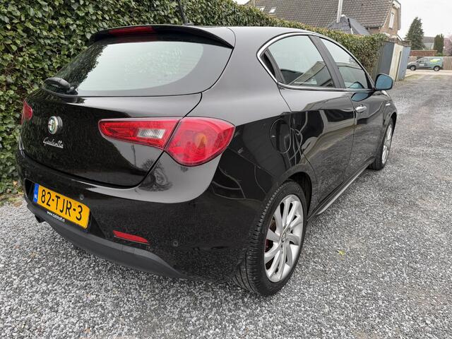 Alfa Romeo Giulietta 1.4 T Distinctive | Leer | Navi | Autom. Airco | Cruise Control | LMV | Trekhaak | Stoelverwarming | Sportstoelen | APK tot 24-03-2027