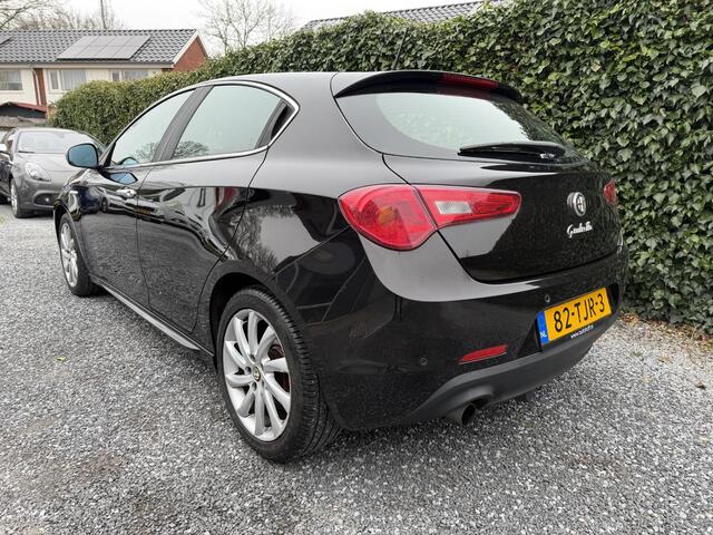 Alfa Romeo Giulietta 1.4 T Distinctive | Leer | Navi | Autom. Airco | Cruise Control | LMV | Trekhaak | Stoelverwarming | Sportstoelen | APK tot 24-03-2027