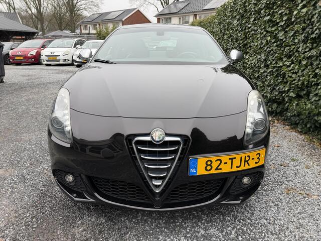 Alfa Romeo Giulietta 1.4 T Distinctive | Leer | Navi | Autom. Airco | Cruise Control | LMV | Trekhaak | Stoelverwarming | Sportstoelen | APK tot 24-03-2027