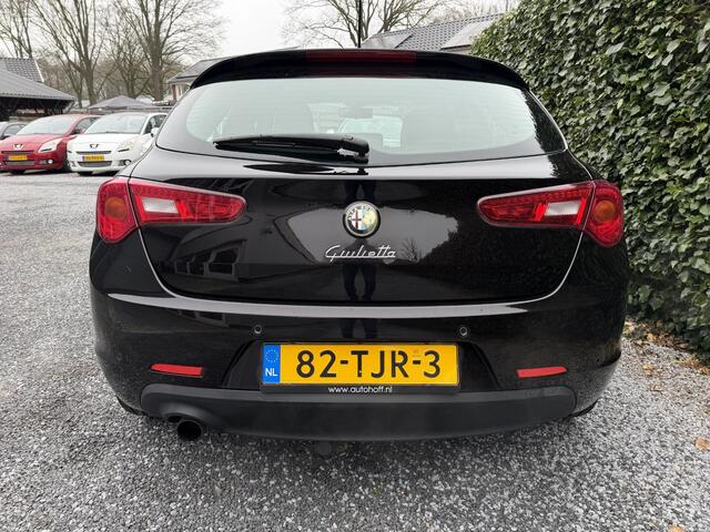 Alfa Romeo Giulietta 1.4 T Distinctive | Leer | Navi | Autom. Airco | Cruise Control | LMV | Trekhaak | Stoelverwarming | Sportstoelen | APK tot 24-03-2027