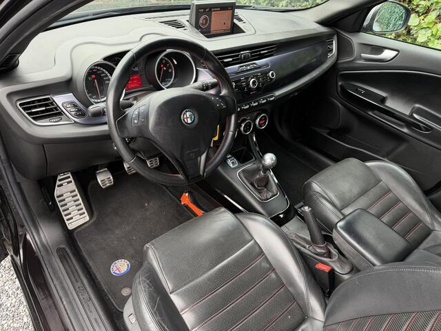 Alfa Romeo Giulietta 1.4 T Distinctive | Leer | Navi | Autom. Airco | Cruise Control | LMV | Trekhaak | Stoelverwarming | Sportstoelen | APK tot 24-03-2027