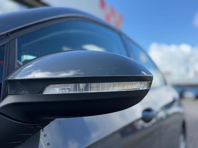 Volkswagen Golf 1.5 TSI Life Business |Pano dak|Ambient lighting|Camera|Carplay|Full LED