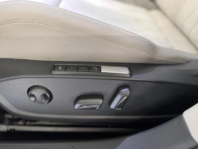 Volkswagen Golf 1.5 TSI Life Business |Pano dak|Ambient lighting|Camera|Carplay|Full LED