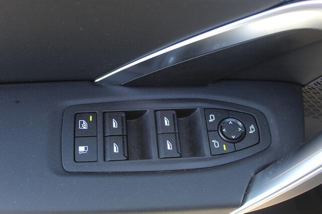 BMW X1 xDrive25e Orig NL auto/Dealeronderhouden/Sfeerverlichting/Apple carplay/Navigatie/Achteruitrijcamera/Elektrische achterklep/Parkeersensoren rondom/