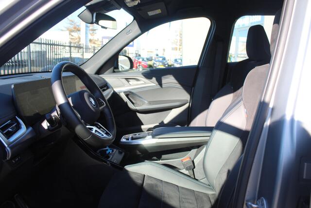 BMW X1 xDrive25e Orig NL auto/Dealeronderhouden/Sfeerverlichting/Apple carplay/Navigatie/Achteruitrijcamera/Elektrische achterklep/Parkeersensoren rondom/