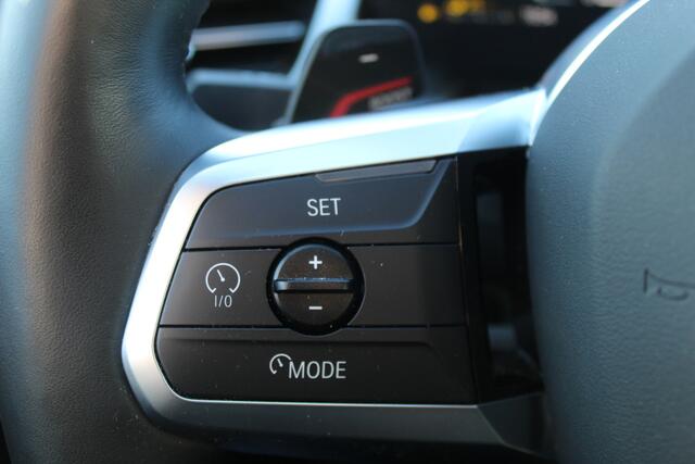 BMW X1 xDrive25e Orig NL auto/Dealeronderhouden/Sfeerverlichting/Apple carplay/Navigatie/Achteruitrijcamera/Elektrische achterklep/Parkeersensoren rondom/