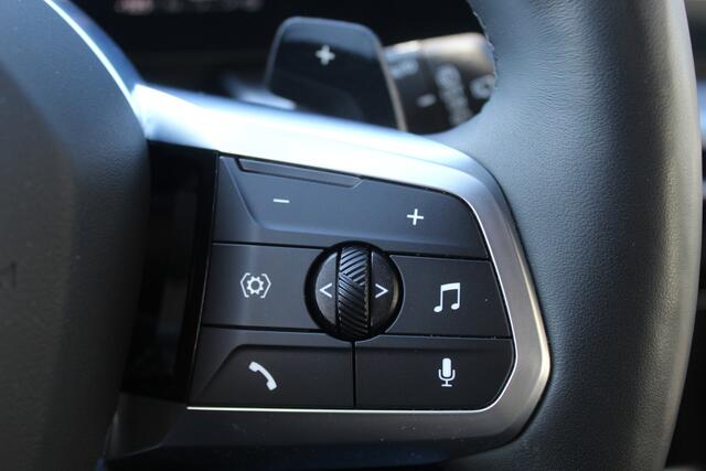 BMW X1 xDrive25e Orig NL auto/Dealeronderhouden/Sfeerverlichting/Apple carplay/Navigatie/Achteruitrijcamera/Elektrische achterklep/Parkeersensoren rondom/