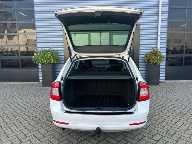 Skoda Octavia Combi 1.2 TSI Elegance Business Line Automaat|Trekhaak|Applecarplay|Airco|17Inch velgen