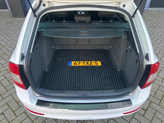 Skoda Octavia Combi 1.2 TSI Elegance Business Line Automaat|Trekhaak|Applecarplay|Airco|17Inch velgen