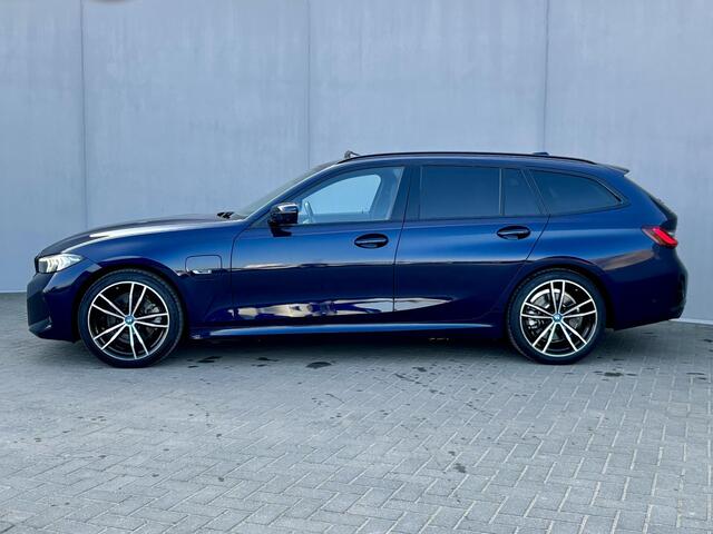 BMW 3-Serie Touring 330e xDrive M Sport PHEV / FACE LIFT / Shadow Line / Panorama dak / Wide Screen / 1500kg Trekgewicht / M-pakket /  Parkeerassistent-pa
