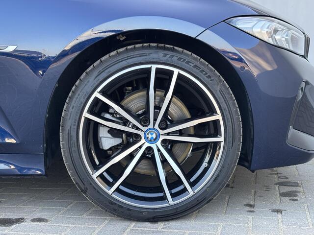 BMW 3-Serie Touring 330e xDrive M Sport PHEV / FACE LIFT / Shadow Line / Panorama dak / Wide Screen / 1500kg Trekgewicht / M-pakket /  Parkeerassistent-pa