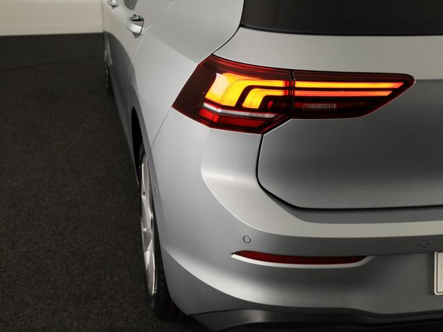 Volkswagen Golf Life Edition 1.5 eHybrid 204 PK | 17 LM velgen | Stoel & Stuurverwarming | Camera |