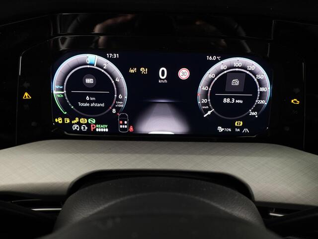 Volkswagen Golf Life Edition 1.5 eHybrid 204 PK | 17 LM velgen | Stoel & Stuurverwarming | Camera |