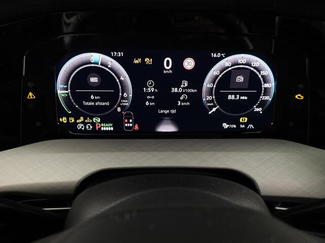 Volkswagen Golf Life Edition 1.5 eHybrid 204 PK | 17 LM velgen | Stoel & Stuurverwarming | Camera |