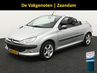 PEUGEOT 206 CC 1.6-16V Boordcomputer, Brake Assist System, Buitenspiegels elektrisch verstel- en verwarmbaar, Elektronische remkrachtverdeling, Sportstoelen, Warmtewerend glas, Lichtmetalen velgen, De Peugeot 206 CC 1.6-16V automaat uit 2003 met elektrisch werkend ha