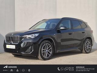 BMW X1 xDrive25e Automaat / Accu SOH 98.31% / Premium Pack / Driving Assistant Plus / EAER bereik 81 km bereik stad 101 km / Trekgewicht 1.700 kg / Apple Carplay Android Auto / Elektrische achterklep / Voorstoelen verwarmd / Achteruitrijcamera /