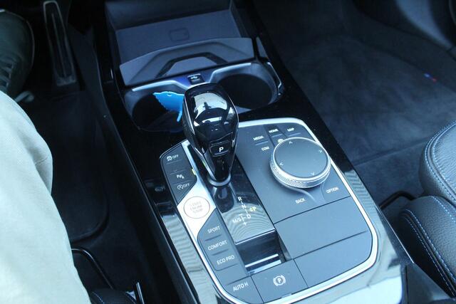 BMW 1-Serie 118i 141pk High Executive Edition AUTOMAAT Panoramadak NL-Auto NAP