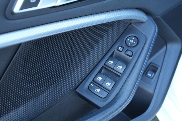 BMW 1-Serie 118i 141pk High Executive Edition AUTOMAAT Panoramadak NL-Auto NAP