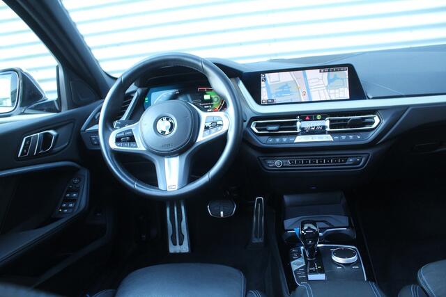 BMW 1-Serie 118i 141pk High Executive Edition AUTOMAAT Panoramadak NL-Auto NAP