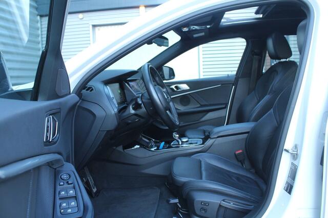 BMW 1-Serie 118i 141pk High Executive Edition AUTOMAAT Panoramadak NL-Auto NAP