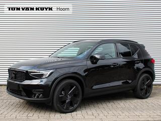 VOLVO XC40 2.0 B4 Plus Black Edition Automaat / Panoramadak / Privacy Glass / Microtech Nubuck bekleding / Google Maps