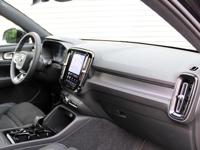 Volvo XC40 2.0 B4 Plus Black Edition Automaat / Panoramadak / Privacy Glass / Microtech Nubuck bekleding / Google Maps
