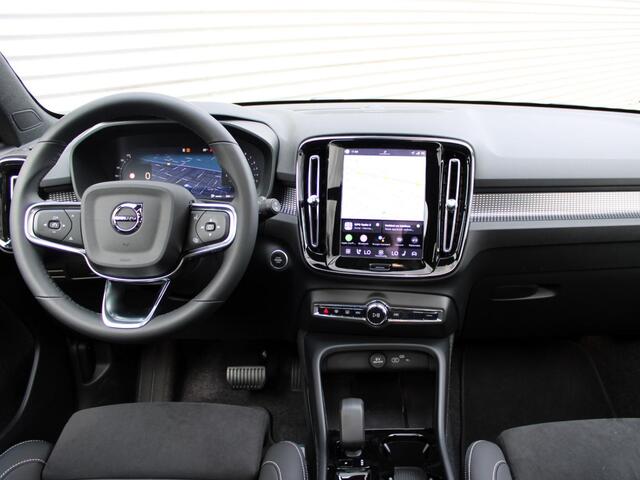 Volvo XC40 2.0 B4 Plus Black Edition Automaat / Panoramadak / Privacy Glass / Microtech Nubuck bekleding / Google Maps