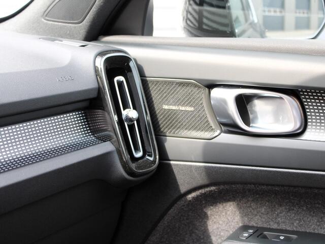 Volvo XC40 2.0 B4 Plus Black Edition Automaat / Panoramadak / Privacy Glass / Microtech Nubuck bekleding / Google Maps