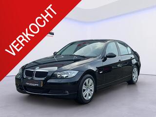BMW 3-SERIE 318i in top staat!/Apple Carplay/Trekhaak/Airco/Cruise control/Centrale deurvergr./Elektr. ruiten en spiegels/Multifunctioneel stuur/ (MET GARANTIE*)